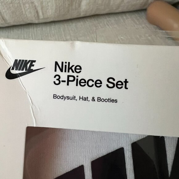 Newborn Nike 3-Piece Set Baby Bodysuit Hat Booties Black White 0-6 Months - Picture 4 of 7